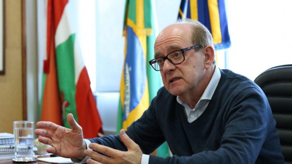 Foto do reitor da UFSC, Ubaldo Cesar Balthazar, falando em seu gabinete.