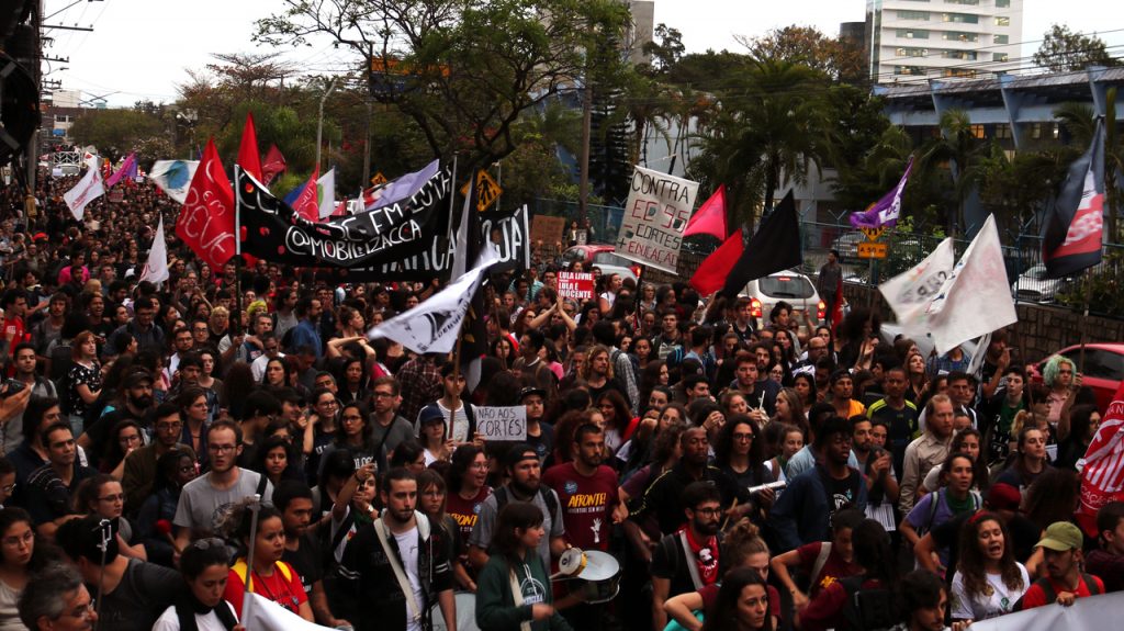 Manifestantes atravessando a Avenida Mauro Ramos