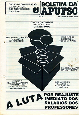 Capa do Boletim informativo da Apufsc de 1979. Uma luva de box com mola sai de uma caixa surpresa.  A manchete é "A luta pelo reajuste imediato do salário dos professores".